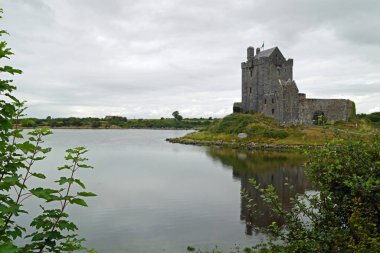 Dunguaire Kalesi, İrlanda 'nın Galway ilçesinin güneyinde Kinvara yakınlarında yer almaktadır..