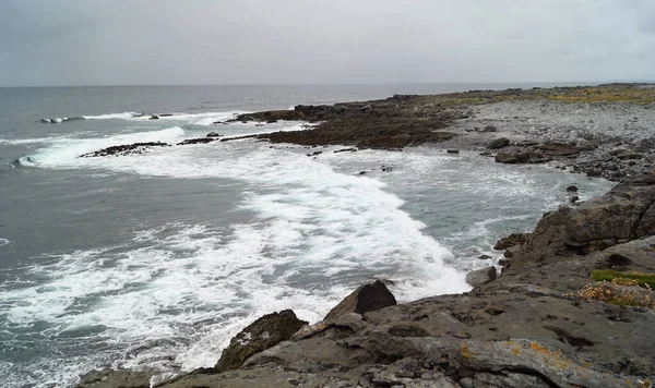 步行到Moher Geopark的Burren Cliffs — 图库照片