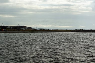 Koyun Adası Deniz feneri Galway 'deki Salthill gezinti güvertesinde yer almaktadır..
