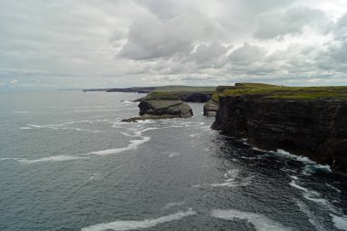 Kilkee Cliff yürüyüşü Kilkee Kayalıkları Kafesi, Pollock Holes otoparkından başlayarak Kilkee Kayalıkları 'nda 2-3 saatlik bir döngü yürüyüşüdür..
