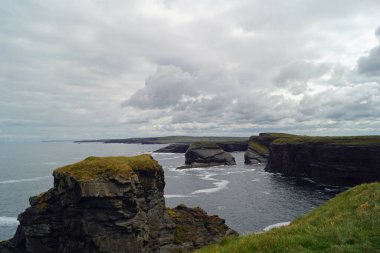 Bishop Adası 65 metre yüksekliğinde, Kilkee 'nin yaklaşık iki kilometre güneybatısında, küçük, sarp bir kayalık adadır. Yığınlar, rüzgar ve suyun oluşturduğu kıyı jeomorfolojisi süreçleriyle anakaradan ayrılmış doğal kıyı bölgeleridir..