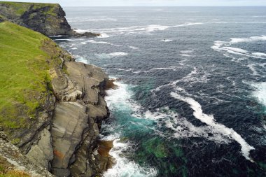 Kilkee Cliff yürüyüşü Kilkee Kayalıkları Kafesi, Pollock Holes otoparkından başlayarak Kilkee Kayalıkları 'nda 2-3 saatlik bir döngü yürüyüşüdür..