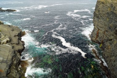 Kilkee Cliff yürüyüşü Kilkee Kayalıkları Kafesi, Pollock Holes otoparkından başlayarak Kilkee Kayalıkları 'nda 2-3 saatlik bir döngü yürüyüşüdür..
