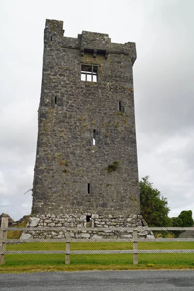 Wild Atlantic Way Zrujnowana Wieża Przy Drodze Irlandii — Zdjęcie stockowe