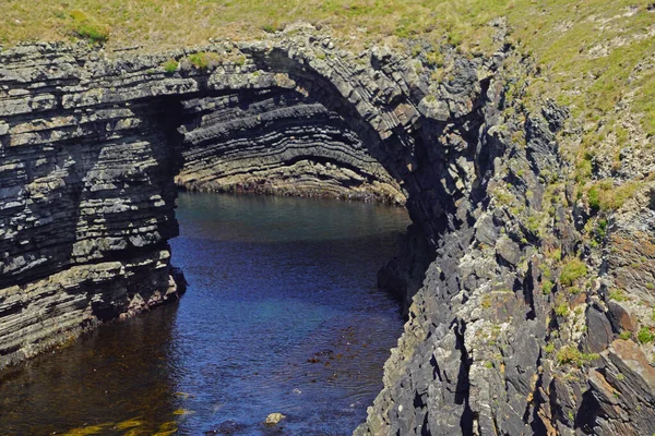 ロスの橋だ 石炭紀のロス砂岩によって形成された自然橋 アイルランドのクレア郡 ロスの橋は壮大な自然の海の弓のトリオでした 少なくとも2つが海に落ちるまで 今日は1つだけ ブリがあります — ストック写真