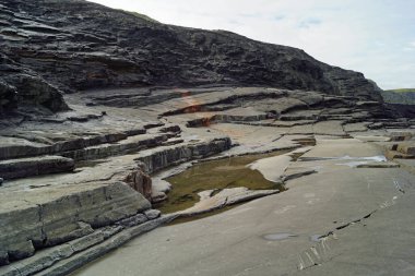 Kilkee Cliff yürüyüşü Kilkee Kayalıkları Kafesi, Pollock Holes otoparkından başlayarak Kilkee Kayalıkları 'nda 2-3 saatlik bir döngü yürüyüşüdür..