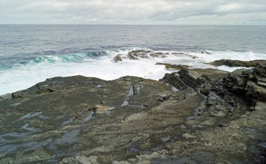 Kilkee Cliff yürüyüşü Kilkee Kayalıkları Kafesi, Pollock Holes otoparkından başlayarak Kilkee Kayalıkları 'nda 2-3 saatlik bir döngü yürüyüşüdür..