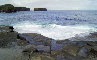 Kilkee Cliff yürüyüşü Kilkee Kayalıkları Kafesi, Pollock Holes otoparkından başlayarak Kilkee Kayalıkları 'nda 2-3 saatlik bir döngü yürüyüşüdür..