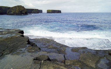 Kilkee Cliff yürüyüşü Kilkee Kayalıkları Kafesi, Pollock Holes otoparkından başlayarak Kilkee Kayalıkları 'nda 2-3 saatlik bir döngü yürüyüşüdür..