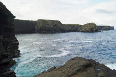 Kilkee Cliff yürüyüşü Kilkee Kayalıkları Kafesi, Pollock Holes otoparkından başlayarak Kilkee Kayalıkları 'nda 2-3 saatlik bir döngü yürüyüşüdür..