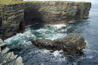 Kilkee Cliff yürüyüşü Kilkee Kayalıkları Kafesi, Pollock Holes otoparkından başlayarak Kilkee Kayalıkları 'nda 2-3 saatlik bir döngü yürüyüşüdür..