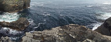 Kilkee Cliff yürüyüşü Kilkee Kayalıkları Kafesi, Pollock Holes otoparkından başlayarak Kilkee Kayalıkları 'nda 2-3 saatlik bir döngü yürüyüşüdür..