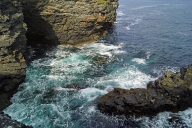 Kilkee Cliff yürüyüşü Kilkee Kayalıkları Kafesi, Pollock Holes otoparkından başlayarak Kilkee Kayalıkları 'nda 2-3 saatlik bir döngü yürüyüşüdür..