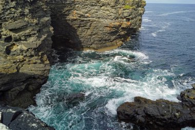 Kilkee Cliff yürüyüşü Kilkee Kayalıkları Kafesi, Pollock Holes otoparkından başlayarak Kilkee Kayalıkları 'nda 2-3 saatlik bir döngü yürüyüşüdür..