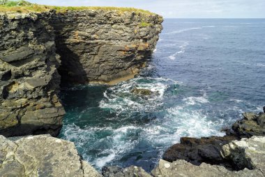 Kilkee Cliff yürüyüşü Kilkee Kayalıkları Kafesi, Pollock Holes otoparkından başlayarak Kilkee Kayalıkları 'nda 2-3 saatlik bir döngü yürüyüşüdür..