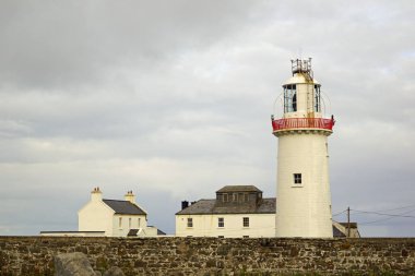 Loop Head, İrlanda 'nın batısındaki County Clare' de Shannon Nehri 'nin ağzının kuzey tarafında yer alan bir burundur. Döngü Başı kendine özgü bir deniz feneriyle işaretlenmiş..