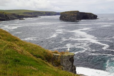 Kilkee Cliff yürüyüşü Kilkee Kayalıkları Kafesi, Pollock Holes otoparkından başlayarak Kilkee Kayalıkları 'nda 2-3 saatlik bir döngü yürüyüşüdür..