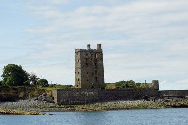 Carrigaholt, County 'deki Shannon Nehri' ne bakan MacMahon Kalesi.