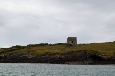 Carrigaholt, County 'deki Shannon Nehri' ne bakan MacMahon Kalesi.
