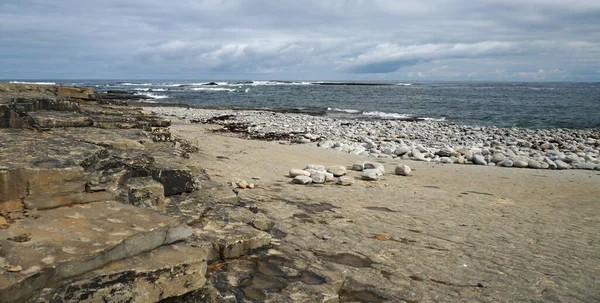 Kilkee Sahili, Kilkee köyünde taştan bir plajdır..