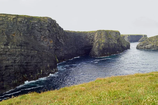 Kilkee Cliff yürüyüşü Kilkee Kayalıkları Kafesi, Pollock Holes otoparkından başlayarak Kilkee Kayalıkları 'nda 2-3 saatlik bir döngü yürüyüşüdür..