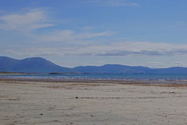 Ballyheigue, kum tepecikleri tarafından desteklenen 10 km 'lik bir kumsalın bir parçası..