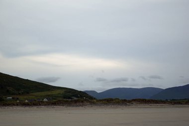 Fermoyle Strand, Cloghane köyünün yakınlarında kumlu bir plajdır..