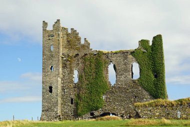 Ballycarbery Şatosu, Cahersiveen, Kerry County, İrlanda 'dan 5 km uzaklıkta..