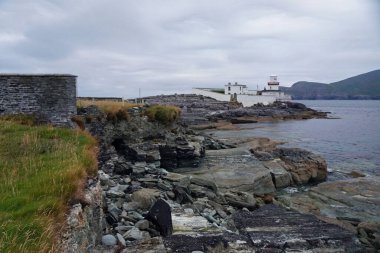 İrlanda 'nın en batısındaki deniz fenerlerinden biri Valentia Adası' nda Knightstown 'dan Glanleam' a giden yolda..
