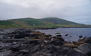 İrlanda 'nın en batısındaki deniz fenerlerinden biri Valentia Adası' nda Knightstown 'dan Glanleam' a giden yolda..