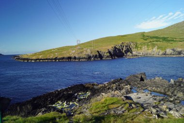 Orijinal olarak 1969 yılında açılan Dursey Adası teleferiği Dursey Sound 'un çalkantılı sularında bugüne kadar en çok kullanılan ulaşım aracı olarak kalmakta ve gerçekten benzersiz bir deneyim sunmaktadır. İrlanda 'nın tek teleferiği ve tek teleferik.
