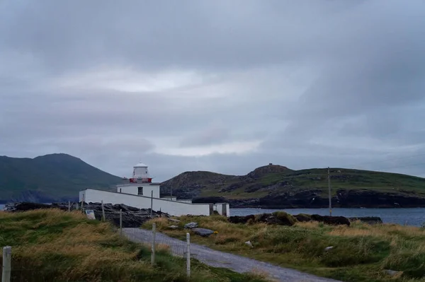 Uno Los Faros Irlandeses Más Occidentales Encuentra Isla Valentia Carretera — Foto de Stock