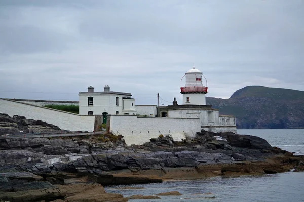 爱尔兰最西端的灯塔之一位于瓦伦提亚岛上 在从奈特斯敦到格兰莱姆的路上 — 图库照片