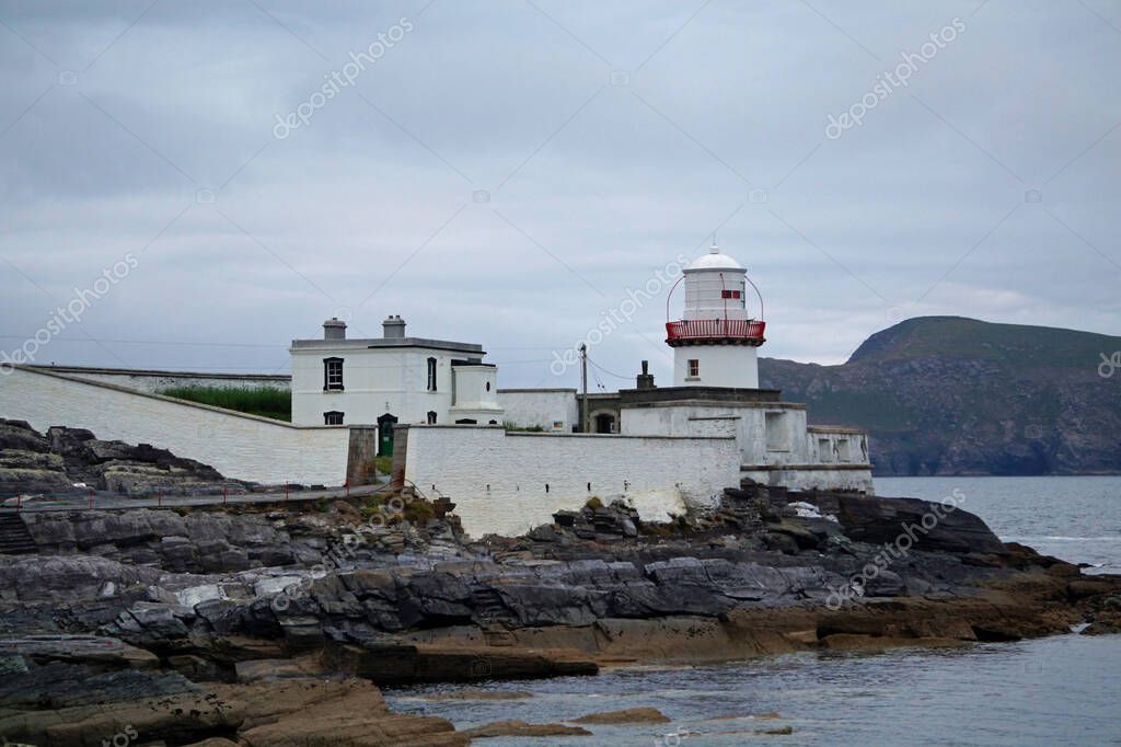 Uno de los faros irlandeses más occidentales se encuentra en la isla de ...