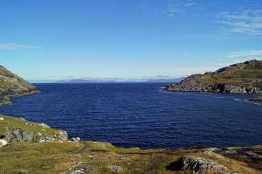 Dursey Adası, İrlanda 'nın Batı County Cork eyaletindeki Beara Yarımadası' nın güneybatı ucunda yer alır. Dursey ve anakara arasında 230 metre genişliğindeki Dursey Sound bulunur..