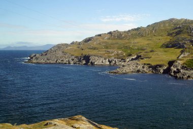 Dursey Adası, İrlanda 'nın Batı County Cork eyaletindeki Beara Yarımadası' nın güneybatı ucunda yer alır. Dursey ve anakara arasında 230 metre genişliğindeki Dursey Sound bulunur..