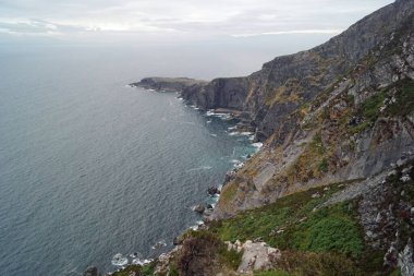 Geokaun Dağı ve Fogher Kayalıkları, Valentia Adası 'nın en yüksek noktasıdır! Gözün görebildiği kadarıyla Skelligs, Dingle & The Blaskets, Kerry dağları, Portmagee, Fogher Kayalıkları üzerinde 360 derecelik muhteşem bir manzara uzanıyor.