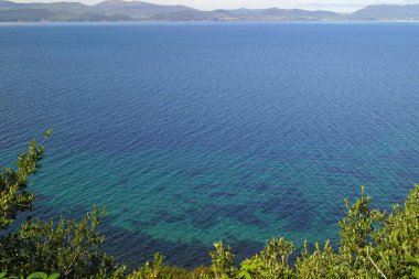İrlanda kıyıları - vahşi uçurumlar doğayı büyülüyor. İrlanda nereye bakarsan bak güzel manzaralarla doludur. Doğanın güzelliğini kelimelere dökmek zordur..