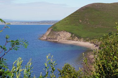 İrlanda kıyıları - vahşi uçurumlar doğayı büyülüyor. İrlanda nereye bakarsan bak güzel manzaralarla doludur. Doğanın güzelliğini kelimelere dökmek zordur..
