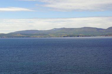 İrlanda kıyıları - vahşi uçurumlar doğayı büyülüyor. İrlanda nereye bakarsan bak güzel manzaralarla doludur. Doğanın güzelliğini kelimelere dökmek zordur..