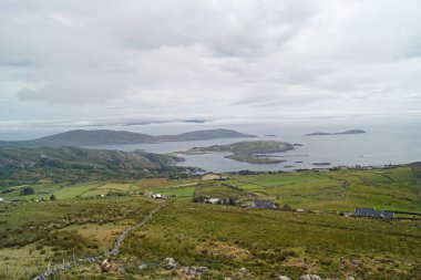 İrlanda kıyıları - vahşi uçurumlar doğayı büyülüyor. İrlanda nereye bakarsan bak güzel manzaralarla doludur. Doğanın güzelliğini kelimelere dökmek zordur..