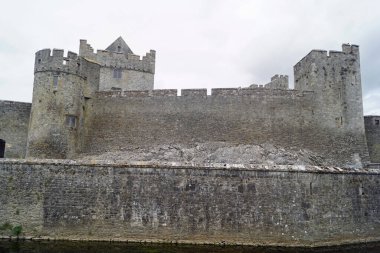 Cahir Şatosu, İrlanda 'nın Tipperary ilçesine bağlı Cahir, Castle Caddesi' nde bir kaledir..
