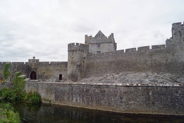 Cahir Şatosu, İrlanda 'nın Tipperary ilçesine bağlı Cahir, Castle Caddesi' nde bir kaledir..