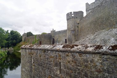 Cahir Şatosu, İrlanda 'nın Tipperary ilçesine bağlı Cahir, Castle Caddesi' nde bir kaledir..