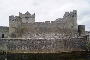Cahir Şatosu, İrlanda 'nın Tipperary ilçesine bağlı Cahir, Castle Caddesi' nde bir kaledir..