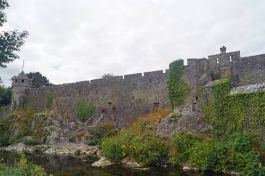 Cahir Şatosu, İrlanda 'nın Tipperary ilçesine bağlı Cahir, Castle Caddesi' nde bir kaledir..