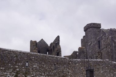 İrlanda 'nın Tipperary ilçesinin Cahir ilçesinin yaklaşık 20 km kuzeyindeki Cashel kasabasında yer alan Cashel Kayası, İrlanda tarihinin eşsiz bir anıtıdır. Dağ 65 metre yüksekliğe ulaşır ve İrlanda 'nın simgesi olarak kabul edilir..