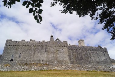 İrlanda 'nın Tipperary ilçesinin Cahir ilçesinin yaklaşık 20 km kuzeyindeki Cashel kasabasında yer alan Cashel Kayası, İrlanda tarihinin eşsiz bir anıtıdır. Dağ 65 metre yüksekliğe ulaşır ve İrlanda 'nın simgesi olarak kabul edilir..