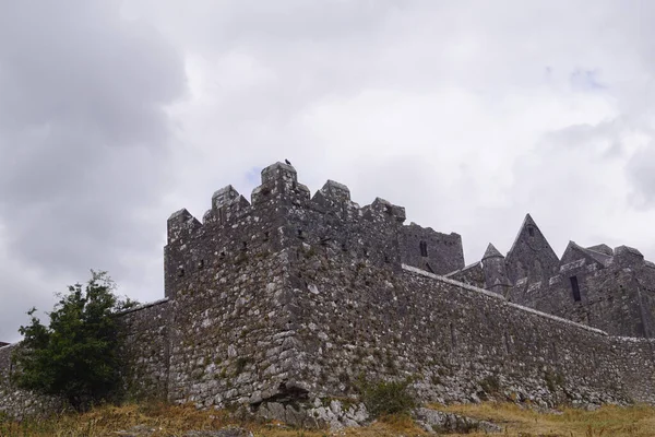 カシェルの岩はアイルランドのティッペラリー県のカヒールの北約20キロメートルに位置するカシェルの町にあり アイルランド史のユニークな記念碑です 標高は65Mあり アイルランドのランドマークとされている — ストック写真
