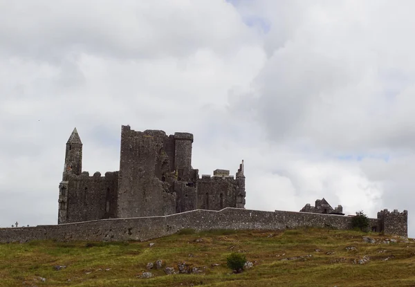卡谢尔岩石 Rock Cashel 位于爱尔兰提伯拉里县卡希尔以北约20公里处的卡谢尔镇 是爱尔兰历史上独一无二的纪念碑 这座山海拔65米 被认为是爱尔兰的地标 — 图库照片